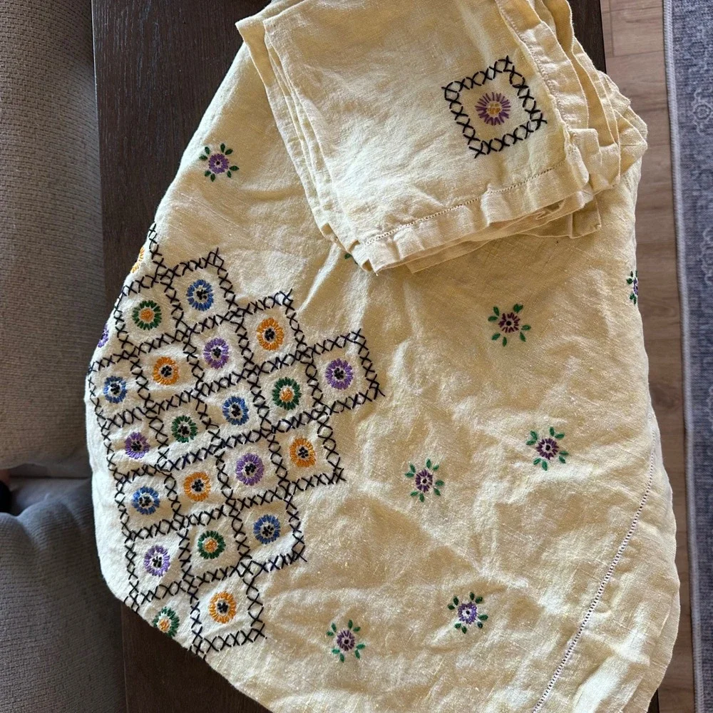 Vtg 50s Cross Stitch Tablecloth & 4 Napkins Set Yellow Floral Linen Cottagecore